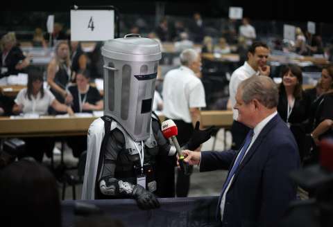Farage contra el “Conde Cara de Caneca”: la inusual elección de este jueves en Reino Unido