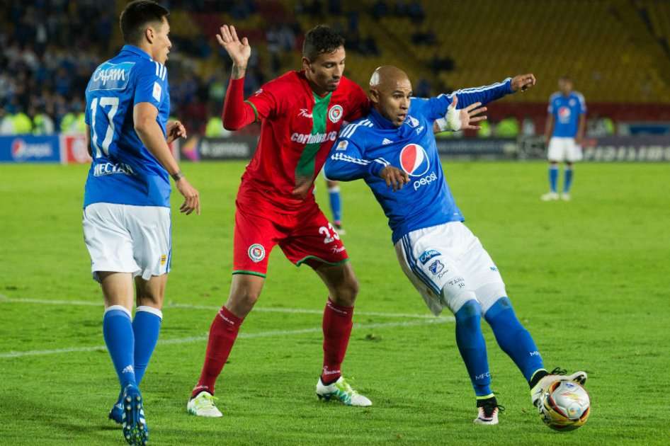 Jonathan Estrada defiende un balón ante la marca de un defensor del Cortuluá.