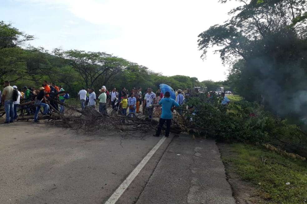 El paro incomunicó la vía que comunica el sur de La Guajira y el Cesar. / Cortesía