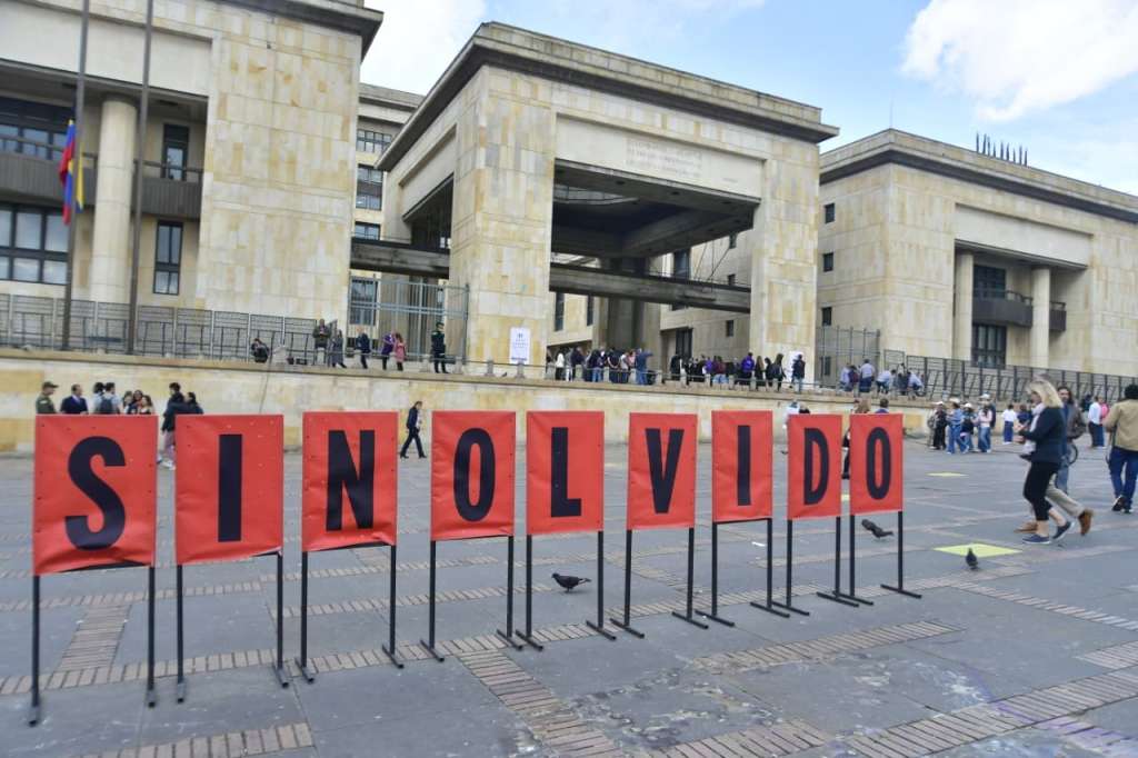 Sobre las 3:00 de la tarde, misma hora a la que terminó la retoma militar, el 7 de noviembre de 1985, las víctimas citaron a un acto simbólico por la memoria de sus seres queridos.