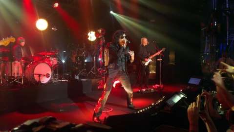 El polémico libro que analiza la forma de escribir canciones de Enrique Bunbury