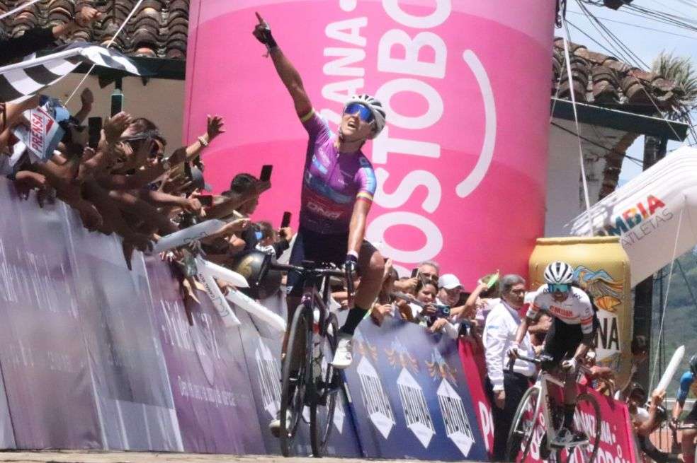 Diana Peñuela celebra en la meta de la tercera etapa de la Vuelta a Colombia Femenina 2022.
