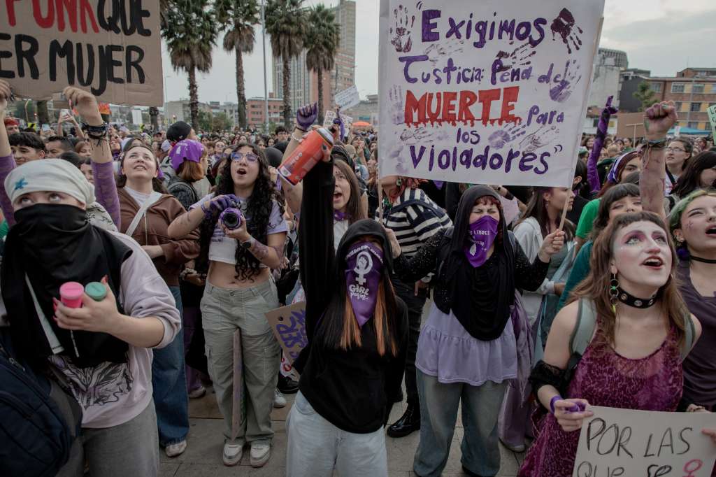 Marchantes que salieron a las calles este este sábado 8 de marzo desde la Calle 45 con carrera Séptima hasta la Plazoleta del Concejo de Bogotá en el marco de la conmemoración del Día Internacional de la Mujer
