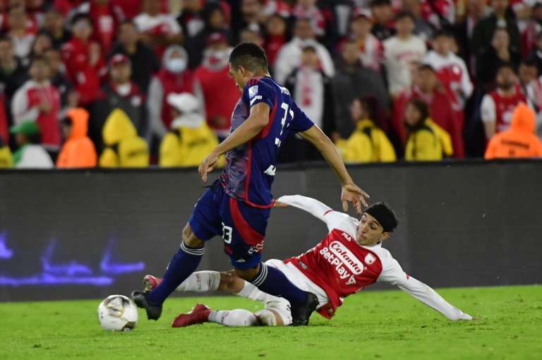 Omar Fernández Frasica, extremo de Santa Fe, disputa un balón con Daniel Londoño, defensor del Medellín.