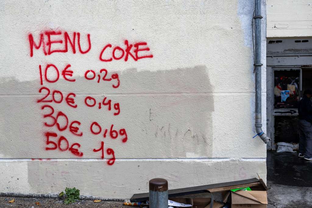 Grafitis indican el precio de las drogas en Marsella, Francia.