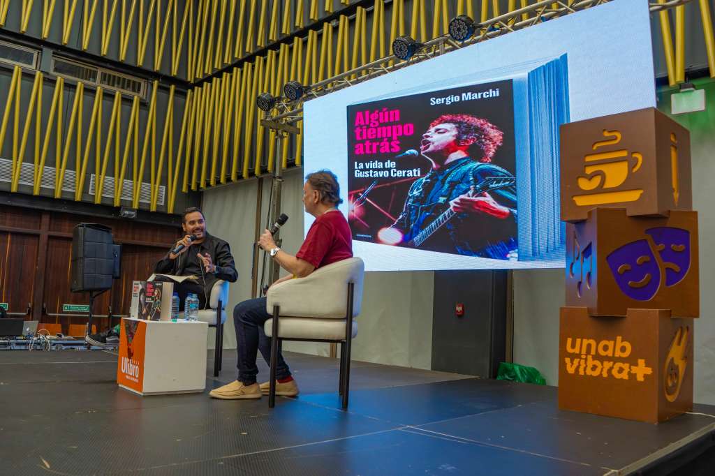 Diego Londoño, escritor y cronista musical conocido como el Fan Fatal, con Sergio Marchi, periodista musical argentino, en la Feria del libro de Bucaramanga.