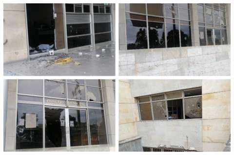 Sigue la tensión en Yumbo: Alcaldía del municipio es atacada con piedras