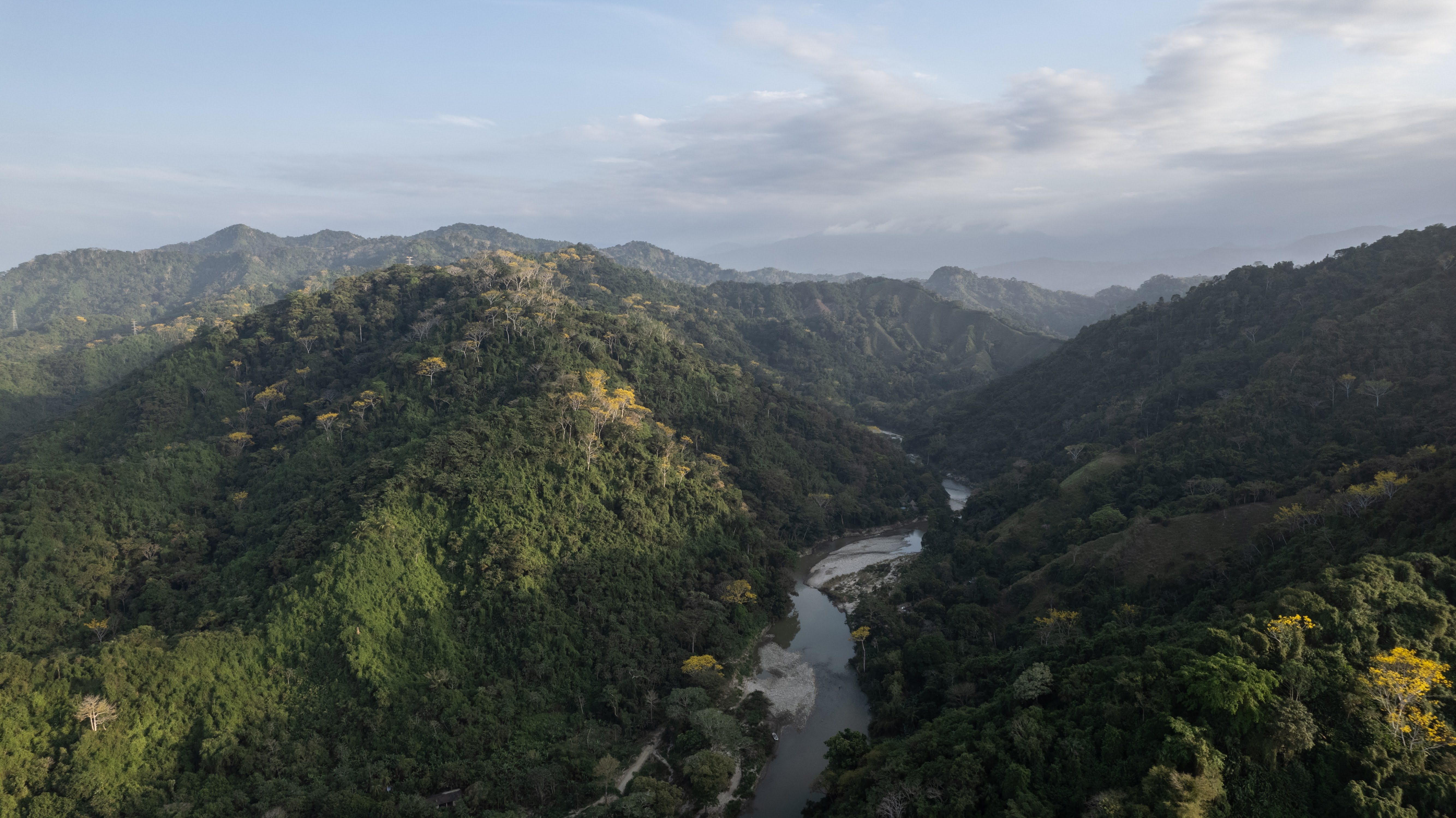 El río Buritaca cerca de su desembocadura. Al fondo, la Sierra Nevada de Santa Marta, uno de los lugares más turísticos del país.