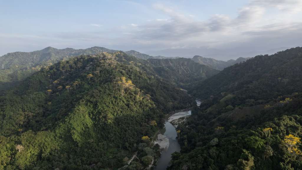 El río Buritaca cerca de su desembocadura. Al fondo, la Sierra Nevada de Santa Marta, uno de los lugares más turísticos del país.