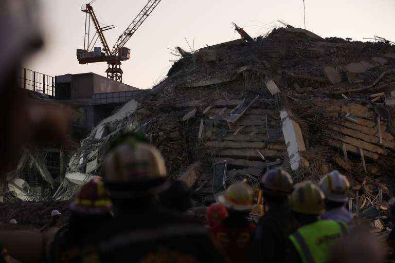 Bangkok (Thailand), 28/03/2025.- Rescue workers search for survivors at the site of a collapsed building following an earthquake in Bangkok, Thailand, 28 March 2025. According to the National Institute for Emergency Medicine, 70 construction workers are missing at the site following a 7.7-magnitude earthquake that struck Myanmar and caused tremors that could be felt in neighboring Thailand. (Terremoto/sismo, Birmania, Tailandia) EFE/EPA/RUNGROJ YONGRIT