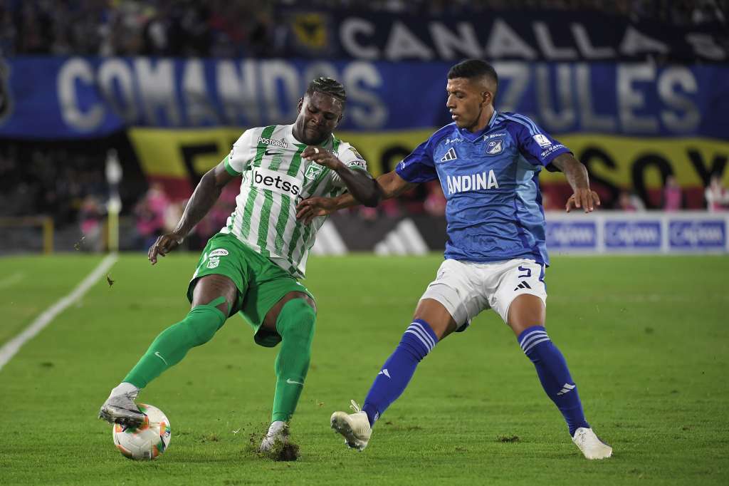 Jugador de Millonarios durante el compromiso ante Atlético Nacional en el Estadio El Campin de Bogotá