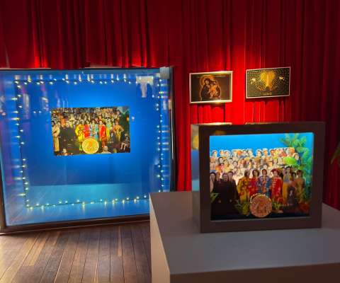 En fotos: “Corazones solitarios”, el arte kitsch se encuentra con la religión