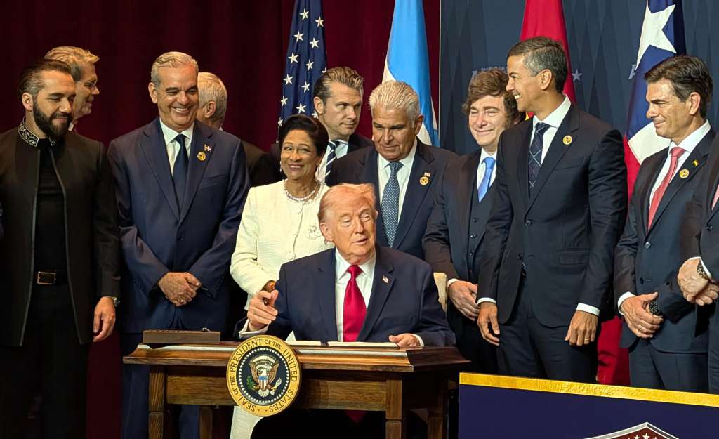 AME1473. MIAMI (ESTADOS UNIDOS), 07/03/2026.- El presidente de Estados Unidos, Donald Trump (c), habla junto a mandatarios latinoamericanos durante la cumbre bautizada como ‘Escudo de las Américas’ este sábado en Miami (EE.UU.). Trump dijo ante una docena de mandatarios latinoamericanos que no tiene intención de aprender español: "No voy a aprender su maldito idioma", dijo entre risas. EFE/ Eduard Ribas