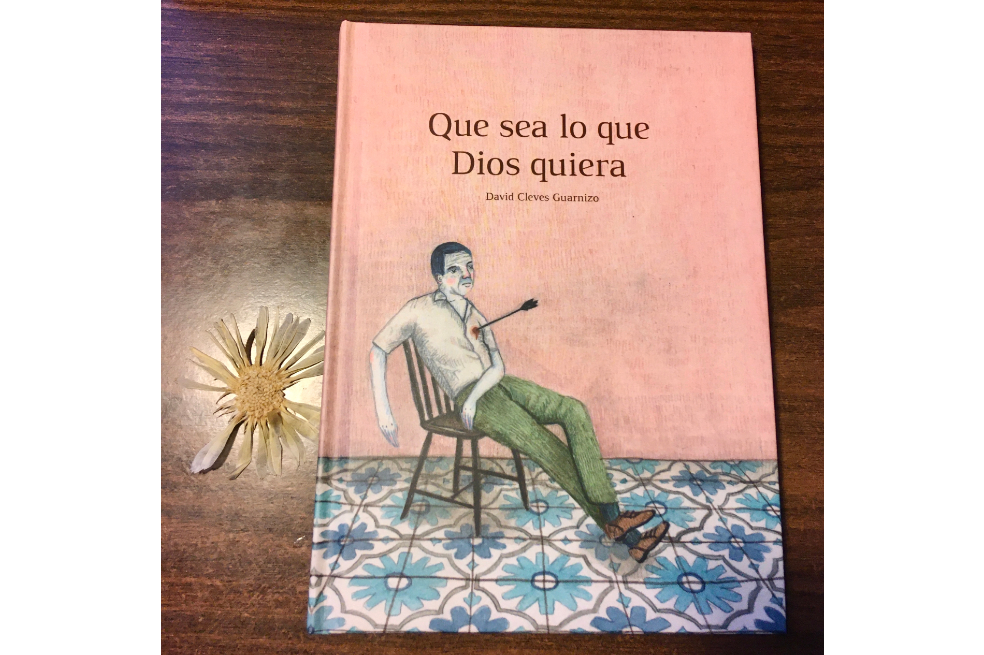 La portada del libro tiene fondo rosado y un señor sentado en una silla. El señor tiene una flecha clavada en el pecho.