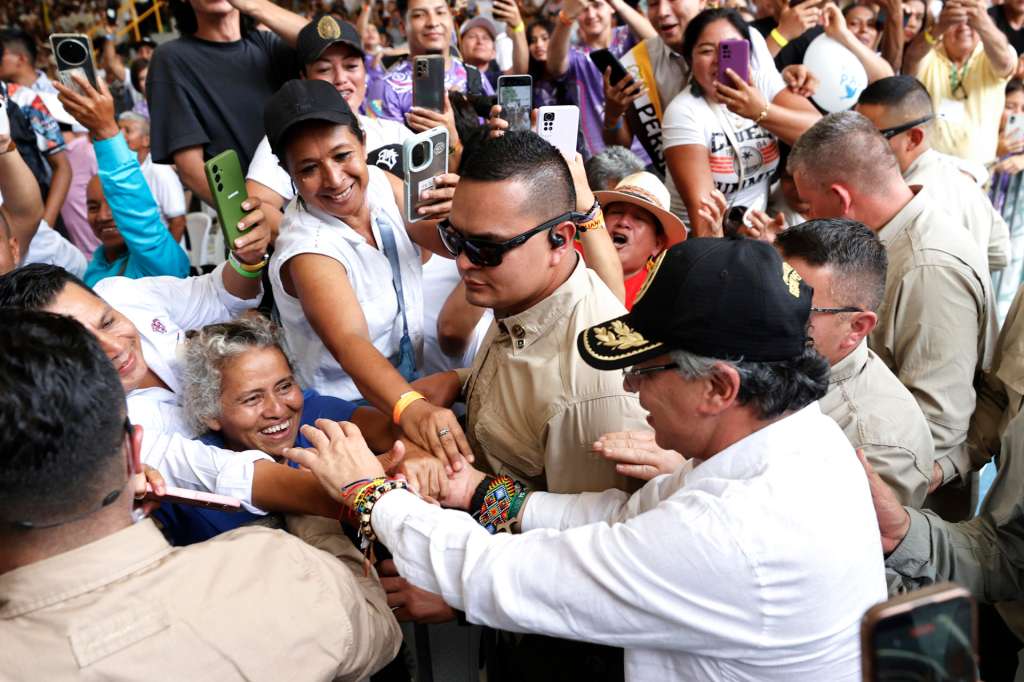 AME8297. PUERTO ASÍS (COLOMBIA), 15/10/2025.- El presidente de Colombia, Gustavo Petro, saluda a sus seguidores durante un evento protocolario de destrucción de armas este miércoles, en Puerto Asís (Colombia). Petro encabezó en el departamento de Putumayo un acto de destrucción de armas incautadas a los comandos de la frontera. EFE/ Mauricio Dueñas Castañeda