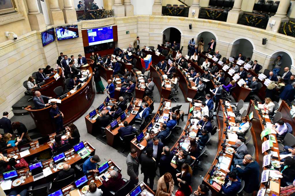 Debate de la reforma laboral en la plenaria del Senado, días después del atentado al senador Miguel Uribe.