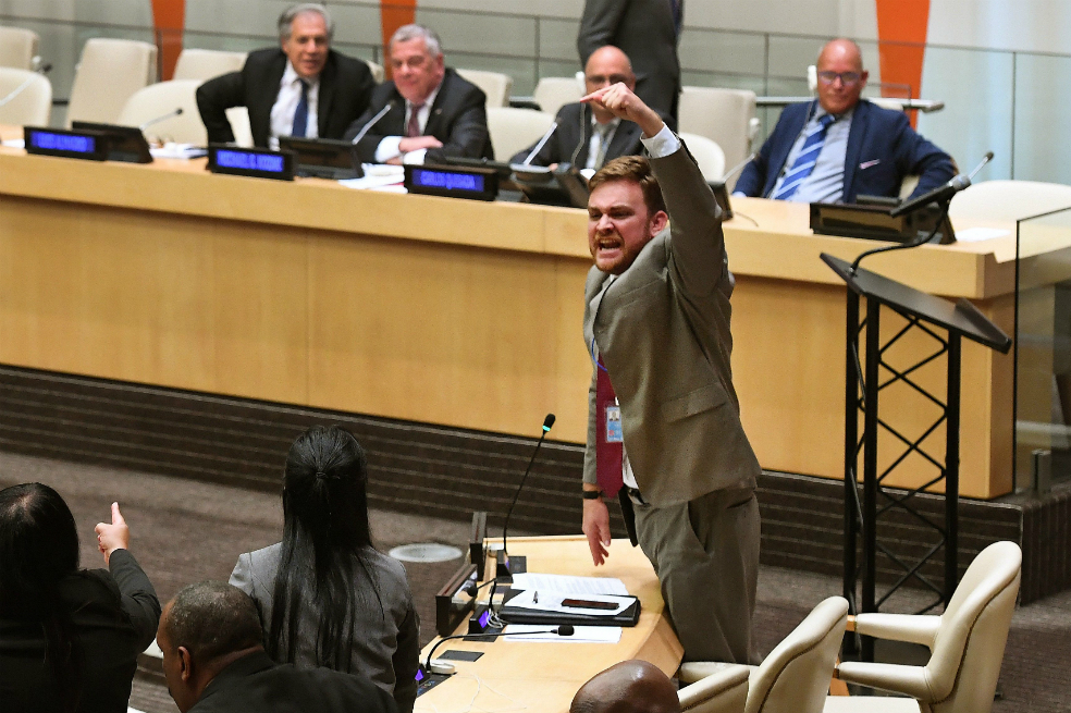 Miembros la Misión Permanente de Cuba en las Naciones Unidas protestan durante el debate en la Asamblea General para terminar con el embargo impuesto por EE. UU a l gobierno cubano. / AFP