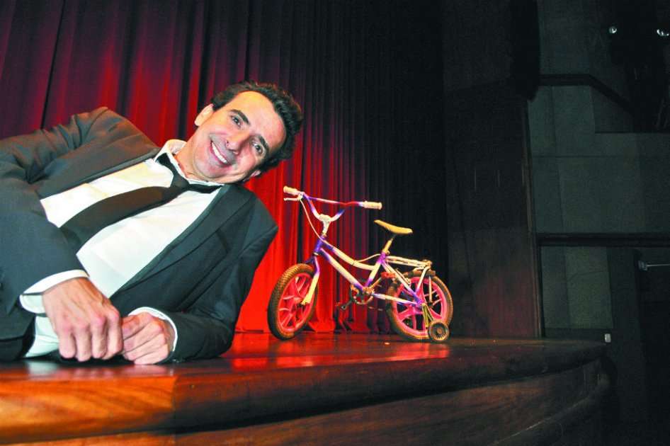 Antonio Sanint presenta por estos días su ‘stand up comedy’, “Lo que todo hombre siempre quiso saber y su papá nunca le explicó”, en el teatro La Castellana. / Liz Durán