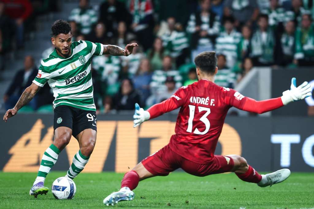 Lisboa (Portugal), 22/09/2025.- Sporting player Luis Suarez (L) and Moreirense goalkeeper Andre Ferreira (R) in action during the Portuguese Primeira Liga soccer match between Sporting CP and Moreirense FC, in Lisbon, Portugal, 22 September 2025. (Lisboa) EFE/EPA/RODRIGO ANTUNES