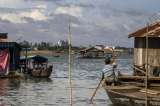 Desalojo de casas flotantes muestra el desamparo de vietnamitas en Camboya