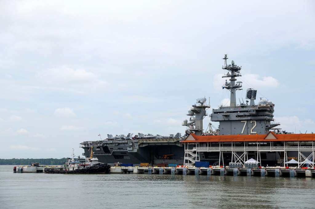 Port Klang (Malaysia), 26/11/2024.- The Nimitz-class aircraft carrier USS Abraham Lincoln docked in Port Klang, outskirts of Kuala Lumpur, Malaysia, 26 November 2024. The Nimitz-class aircraft carrier USS Abraham Lincoln, part of Carrier Strike Group Three (CSG-3), docked in Malaysia on 23 November, marking the first visit from a US aircraft carrier to Malaysia since 2012. (Malasia) EFE/EPA/FAZRY ISMAIL / POOL