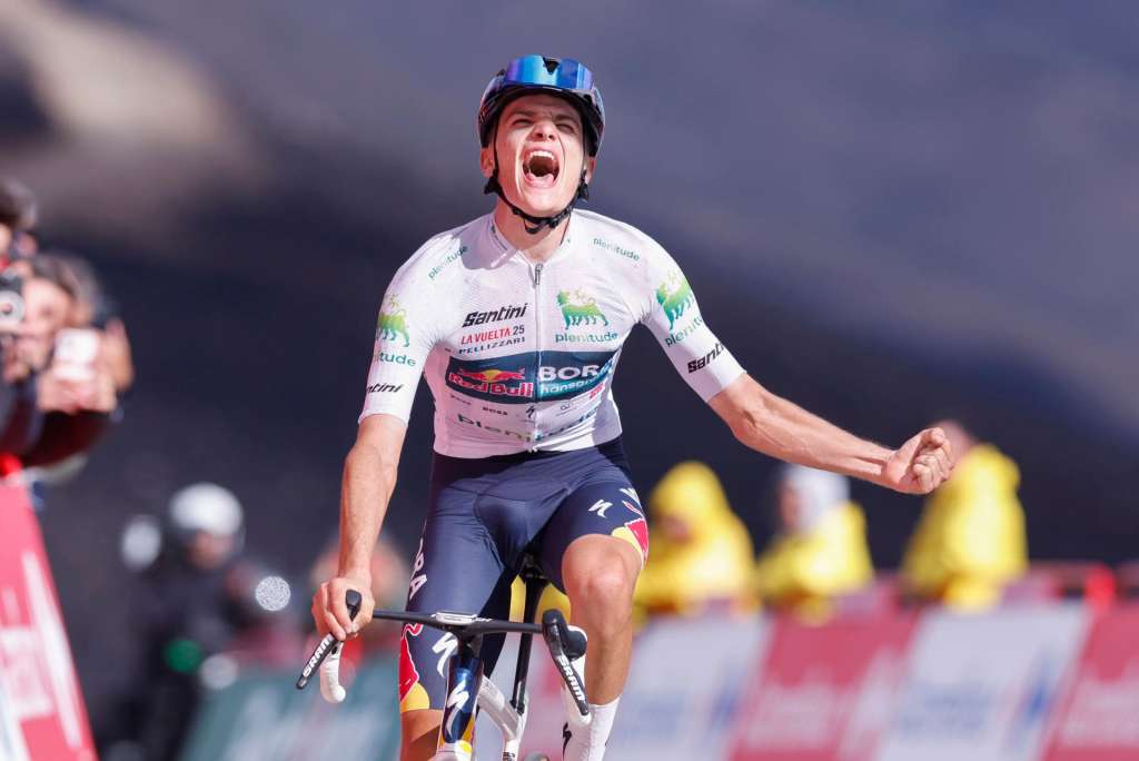 ALTO DE EL MORREDERO (EL BIERZO-LEÓN), 10/09/2025.-El ciclista italiano Giulio Pellizzari, del equipo Red Bull-BORA-hansgrohe, se proclama vencedor de la etapa 17 de la Vuelta Ciclista a España disputada este miércoles entre O Barco de Valdeorras (Ourense) y Alto de El Morredero (EL Bierzo-León), de 143,2km de recorrido. EFE/ Javier Lizón