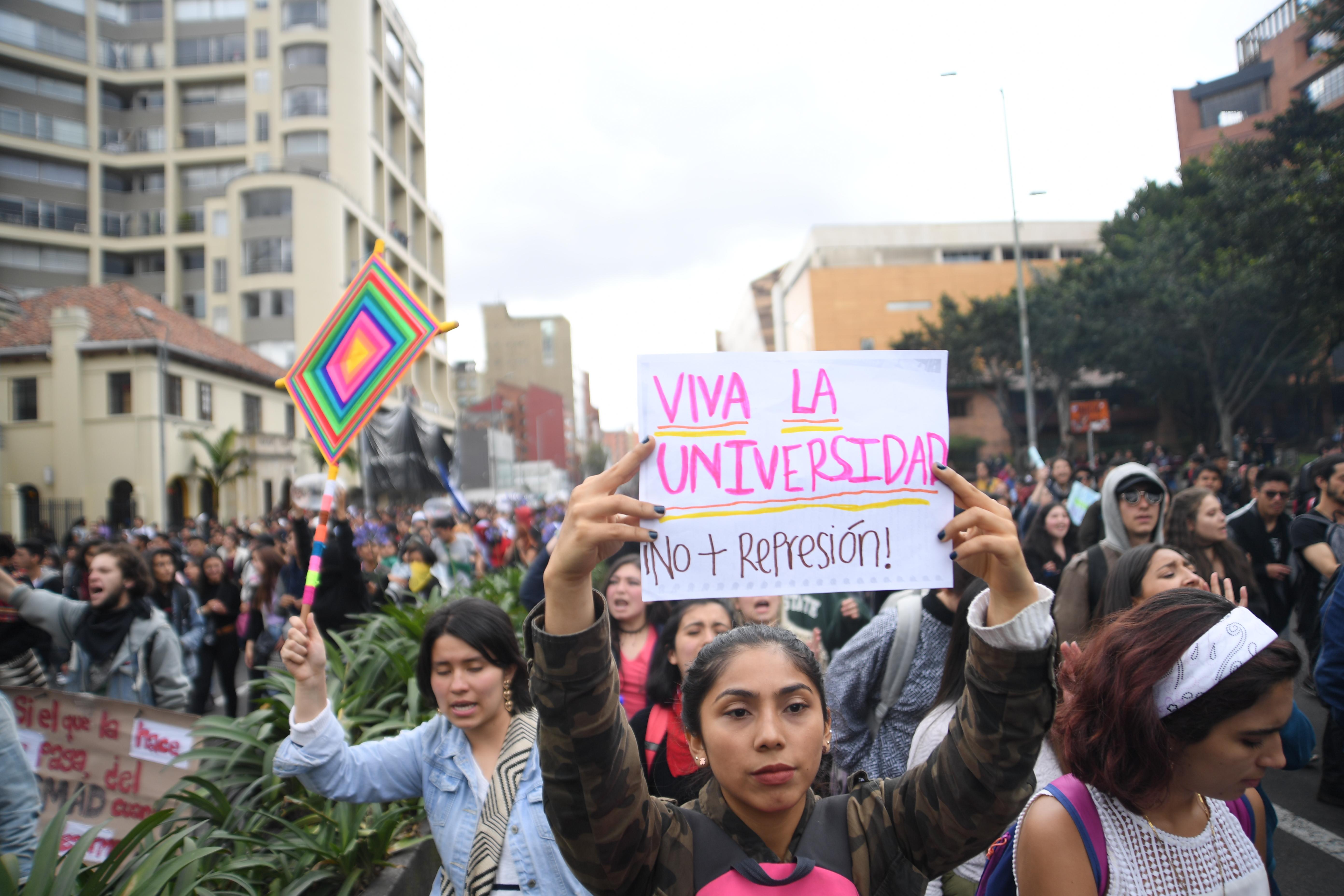 Estudiantes de 12 universidades se manifestaron por las principales vías de Bogotá, rechazando los posibles actos de corrupción en la Universidad Distrital, los procedimientos violentos del Esmad y los actos vandálicos de encapuchados.