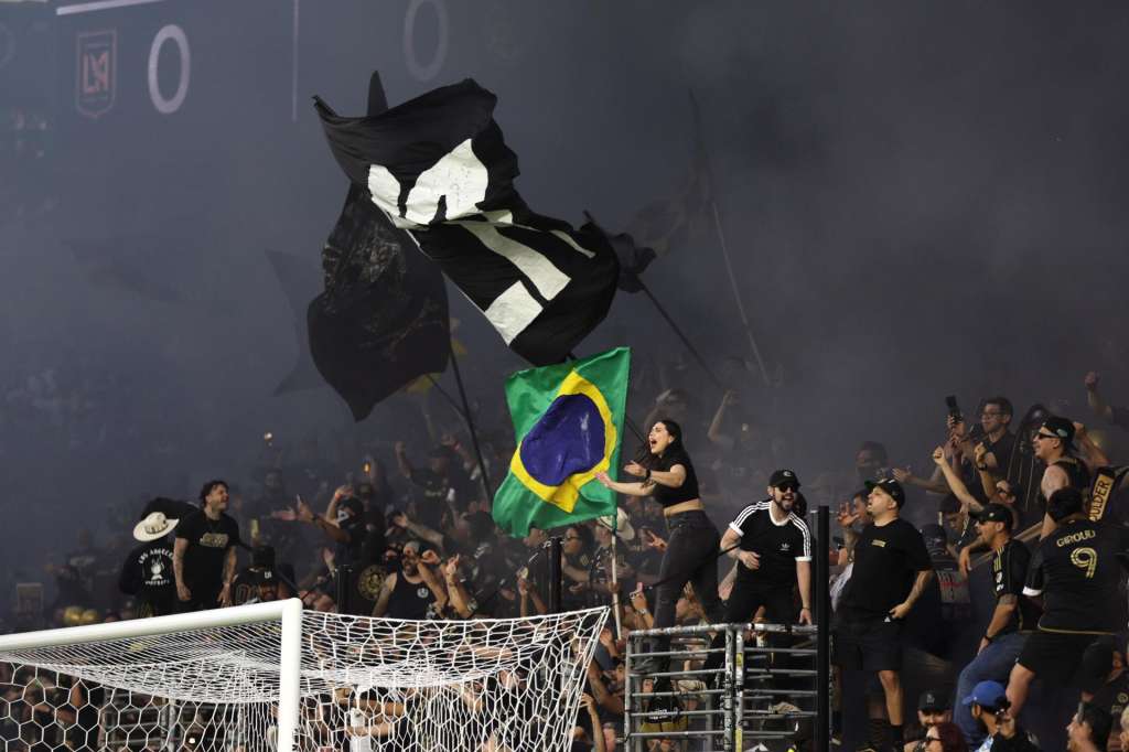 LOS ANGELES (United States), 01/06/2025.- Los Angeles FC fans cheer during the FIFA Club World Cup Play-In soccer match between Los Angeles FC and Club America at BMO Stadium in Los Angeles, California, USA, 31 May 2025. (Mundial de Fútbol) EFE/EPA/ALLISON DINNER