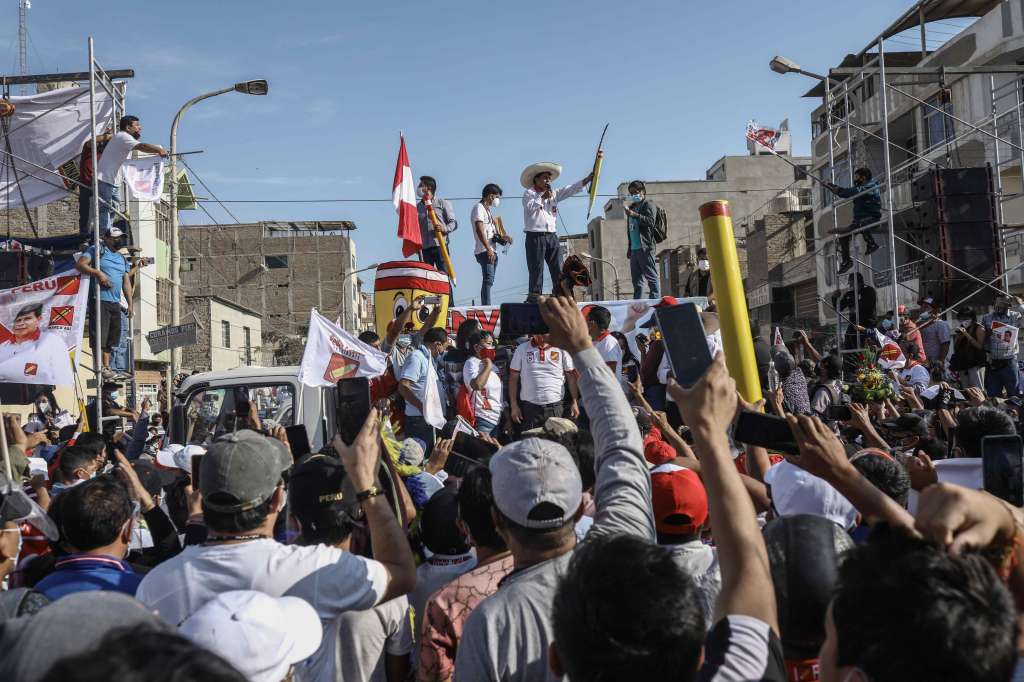 El candidato presidencial peruano de izquierda, Pedro Castillo, pronuncia hoy un discurso durante un mitin en la plaza San Carlos de Chiclayo (Perú).