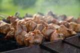 Receta: así se preparan unos ricos pinchos de chicharrón