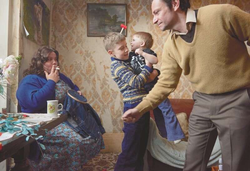 Los actores Ella Smith y Justin Salinger interpretaron los papeles de los padres de Richard Billingham, director de “Ray and Liz”.  / Cortesía