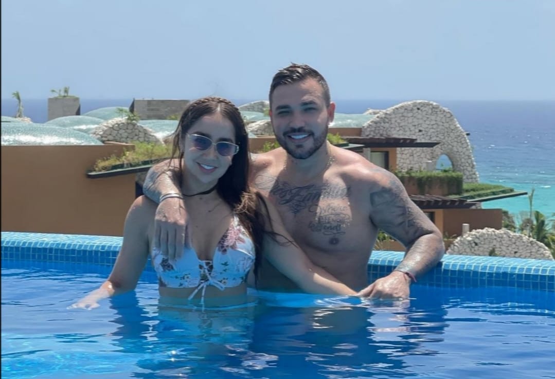 Paola Jara y Jessi Uribe en un paradisíaco destino de la Riviera Maya, en donde estuvieron acompañando a la hermana de Paola por su boda.