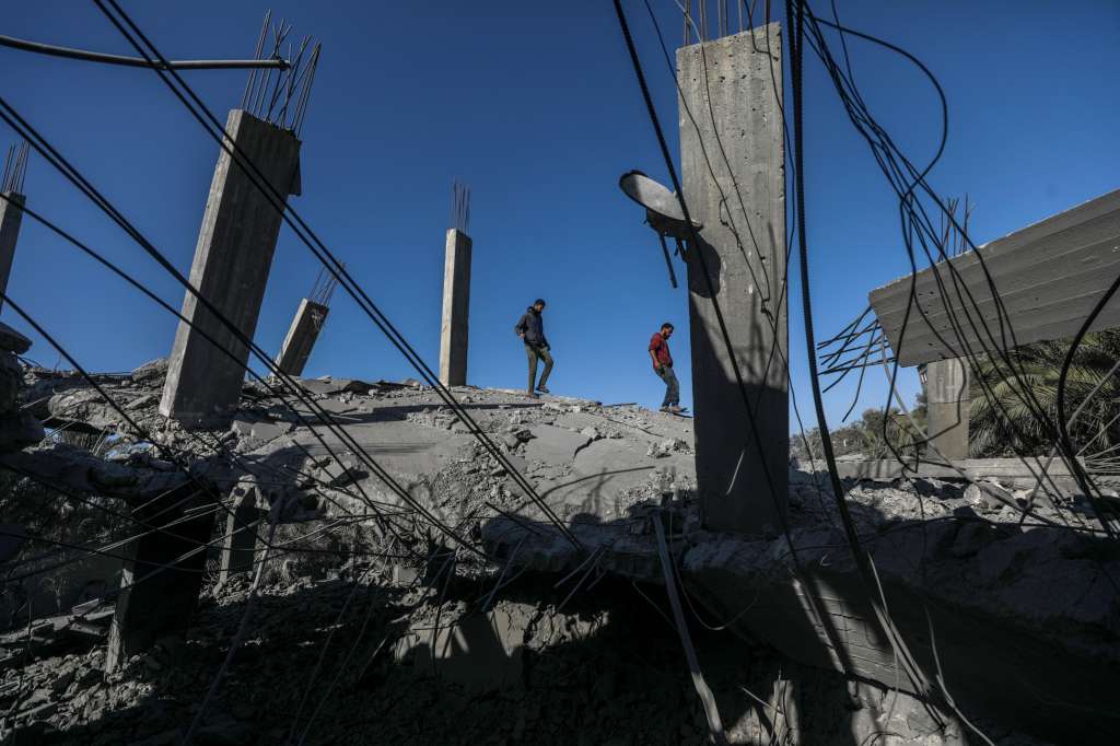 Deir Al Balah (-), 04/12/2024.- Palestinians inspect the rubble of a destroyed building following an Israeli airstrike in Deir Al Balah, central Gaza Strip, 04 December 2024. According to the Palestinian Ministry of Health in Gaza, at least three Palestinians were killed following overnight Israeli airstrikes in central Gaza. More than 44,500 Palestinians and over 1,400 Israelis have been killed, according to the Palestinian Health Ministry and the Israeli Army, since Hamas militants launched an attack against Israel from the Gaza Strip on 07 October 2023, and the Israeli operations in Gaza and the West Bank which followed it. EFE/EPA/MOHAMMED SABER