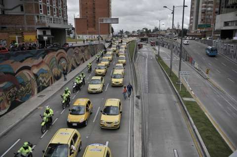 Paro de taxistas en Bogotá cerró con bloqueos en la calle 26