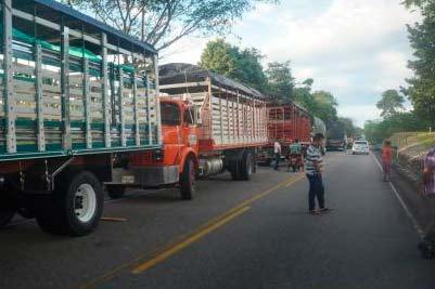 Campesinos bloquean la vía a la costa en Valdivia, Antioquia
