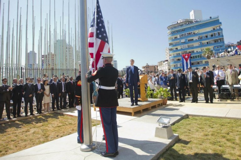 Pelea en Miami por izado de bandera de EE.UU. en Cuba