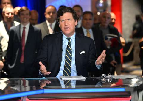 Sorpresa de Fox News: sale despedido Tucker Carlson, su presentador estrella