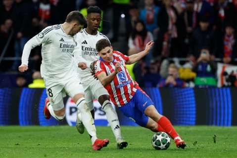 La UEFA aseguró que Julián Álvarez tocó dos veces el balón en el penalti anulado