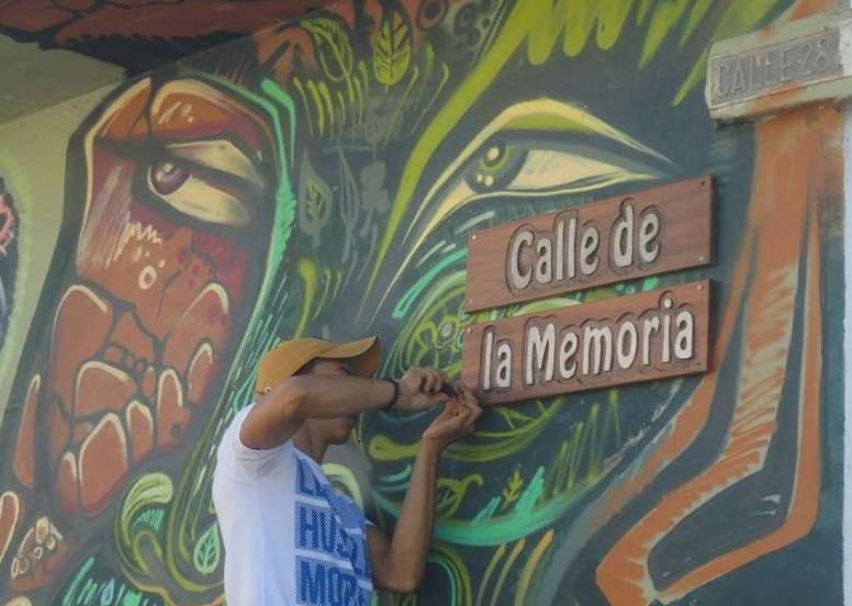 Instalación de la señal en madera de la autonombrada Calle de la Memoria de Sincelejo. /Héctor León Hernández