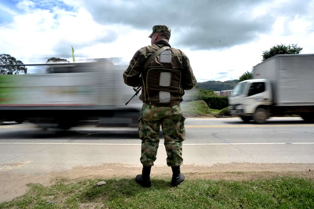 Vigilancia por parte de la fuerza pública en la vía Bogotá-Briceño, para garantizar la movilidad durante el paro camionero.