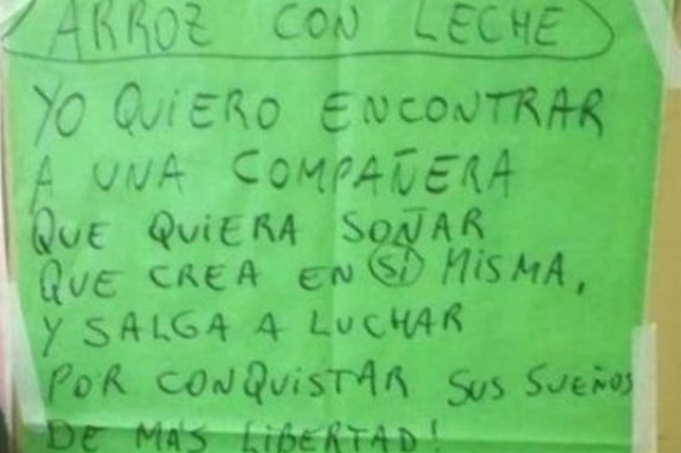 Esta es la cartulina en donde los niños escribieron la nueva versión del clásico infantil. / Redes 