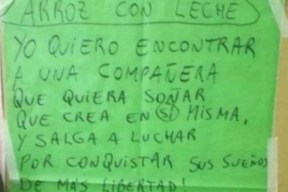 Esta es la cartulina en donde los niños escribieron la nueva versión del clásico infantil. / Redes