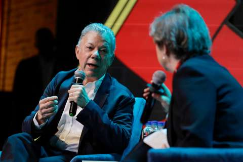 Expresidente Santos defiende el Acuerdo de Paz en el exterior durante su décimo aniversario