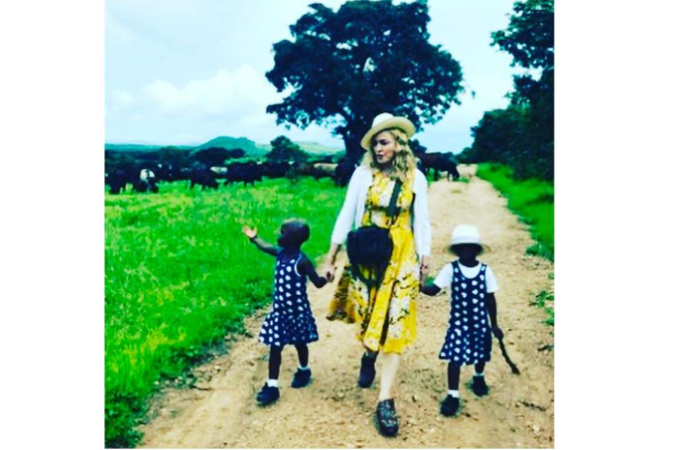 Madonna junto a las gemelas que adoptó en Malaui. / Instagram de Madonna