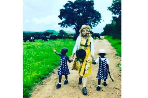 Madonna confirma la adopción de gemelas de Malaui