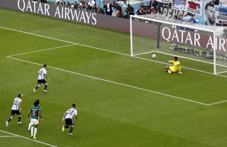 Lusail (Qatar), 22/11/2022.- Lionel Messi of Argentina (CL) scores the 1-0 by penalty during the FIFA World Cup 2022 group C soccer match between Argentina and Saudi Arabia at Lusail Stadium in Lusail, Qatar, 22 November 2022. (Mundial de Fútbol, Arabia Saudita, Estados Unidos, Catar) EFE/EPA/Rungroj Yongrit