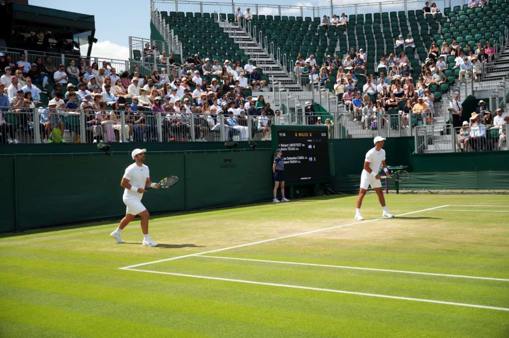 Los tenistas colombianos Juan Sebastián Cabal (izq.) y Robert Farah durante su participación en el torneo de leyendas de Wimbledon 2025.