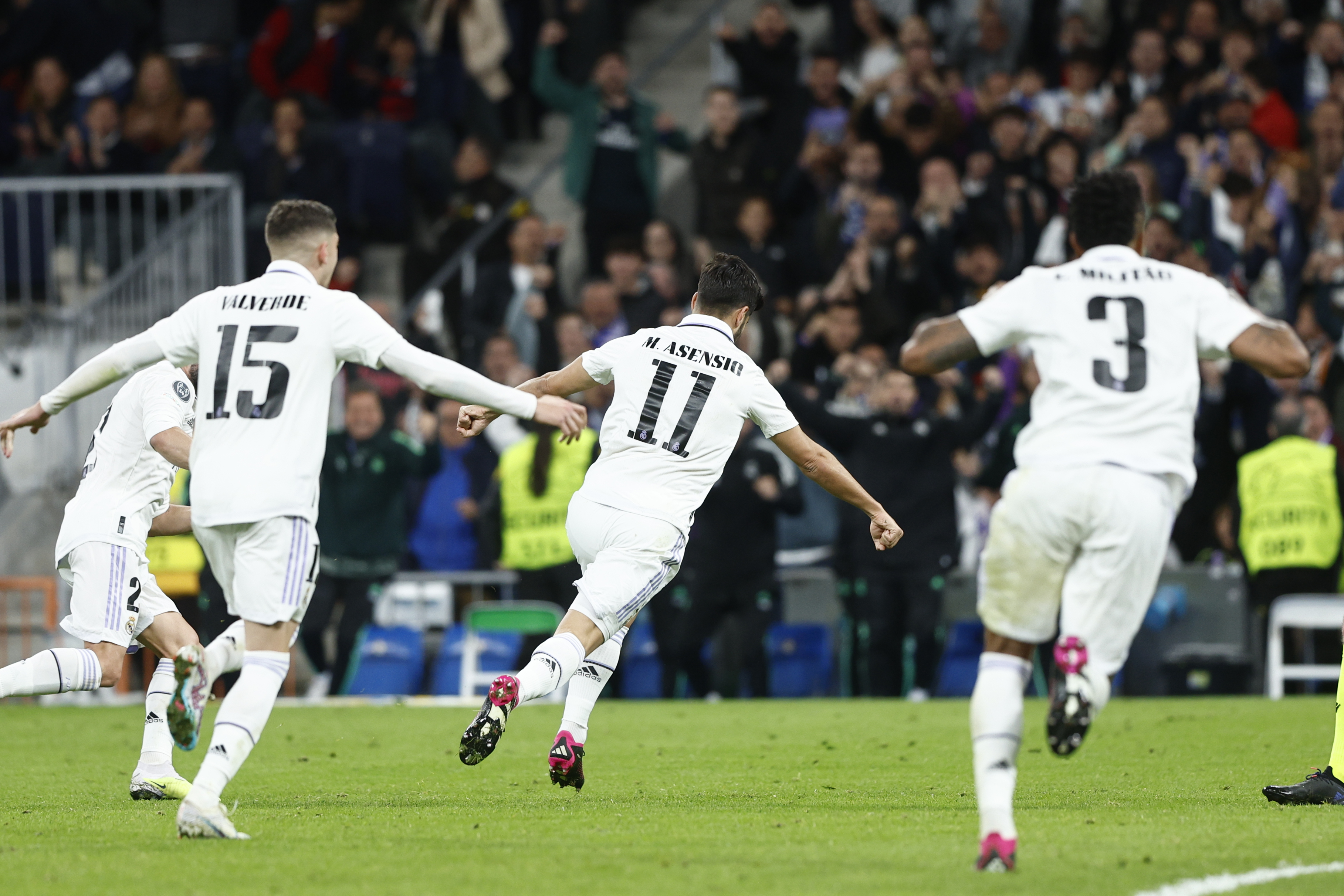 MADRID, 12/04/2023.- El delantero del Real Madrid Marco Asensio (c) celebra tras marcar el segundo gol ante el Chelsea, durante el partido de ida de cuartos de final de Liga de Campeones que Real Madrid y Chelsea FC disputan este miércoles en el estadio Santiago Bernabéu. EFE/Rodrigo Jiménez