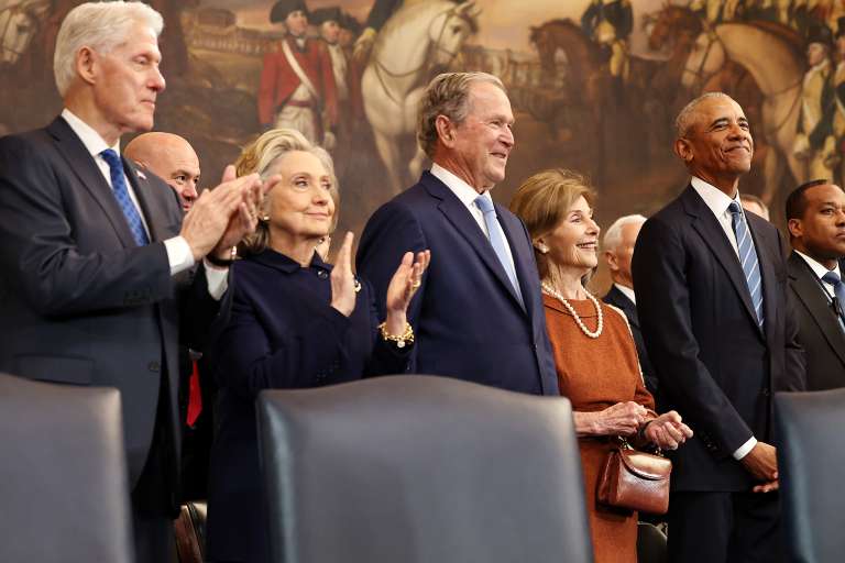 Washington (United States), 20/01/2025.- (L-R) Former U.S. President Bill Clinton, former U.S. Secretary of State Hillary Clinton, former U.S. President George W. Bush, former first lady Laura Bush and former U.S. President Barack Obama arrive to the inauguration of US President-elect Donald Trump in the Rotunda of the US Capitol in Washington, DC., USA, 20 January 2025. US President-elect Donald Trump will be sworn in for a second term as president of the United States on 20 January. The presidential inauguration will be held indoors due to extreme cold temperatures in DC. (Estados Unidos) EFE/EPA/CHIP SOMODEVILLA / POOL