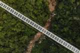 ¡Impresionante!: el puente de cristal que Vietnam construyó entre dos montañas